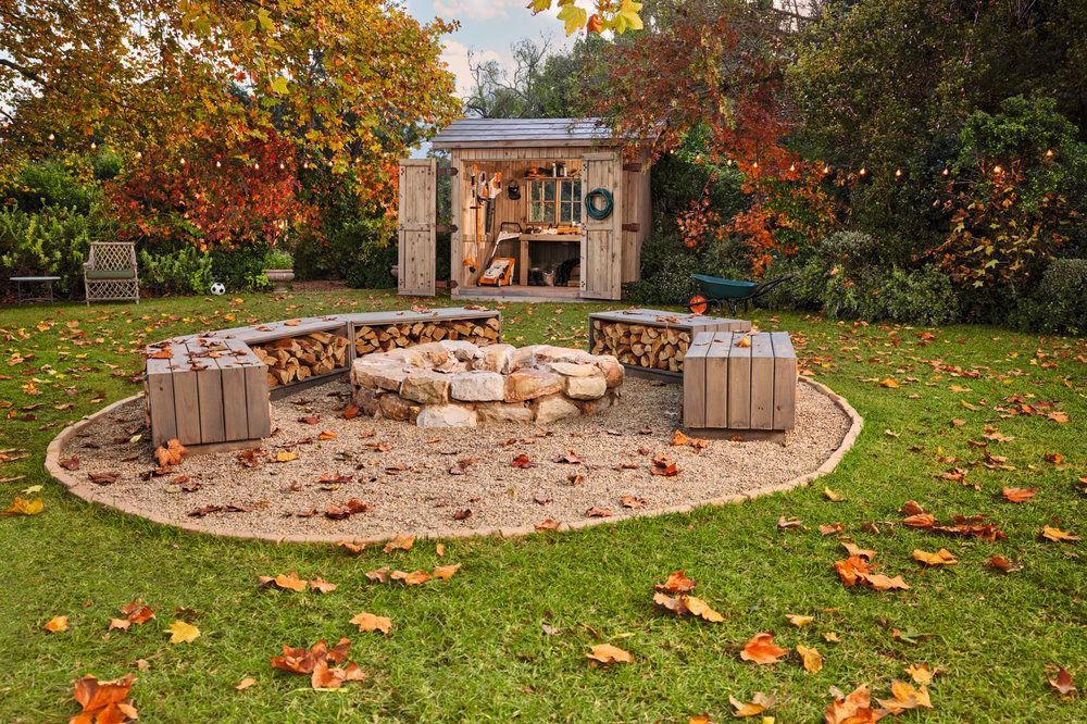 Feuerstelle im herbstlichen Garten